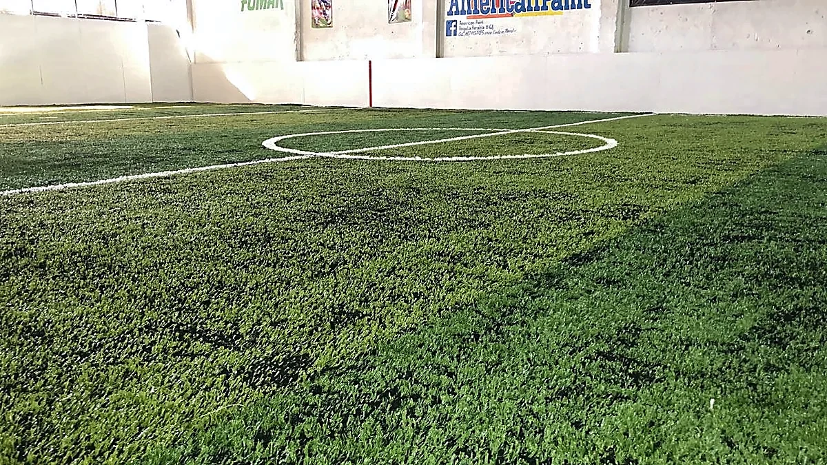 Cancha de fútbol 5 con pasto sintético en Hidalgo del Parral, Chihuahua: otra vista de la cancha