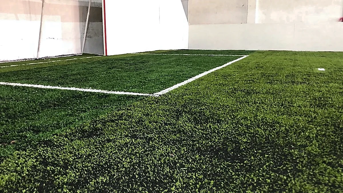 Cancha de fútbol 5 con pasto sintético en Hidalgo del Parral, Chihuahua: pasto sintético deportivo recién cepillado