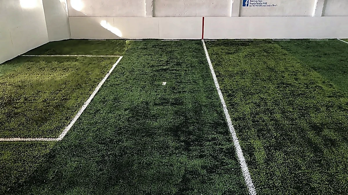 Detalle del pasto sintético de la cancha de fútbol 5 en Hidalgo del Parral, Chihuahua