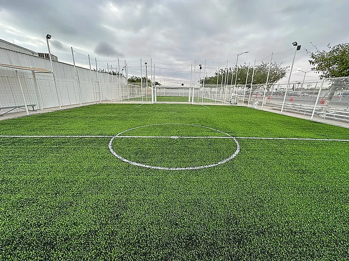 Cancha de fútbol 5 con pasto sintético en Icomsa, Ciudad Juárez, Chihuahua: líneas insertadas en el pasto sintético