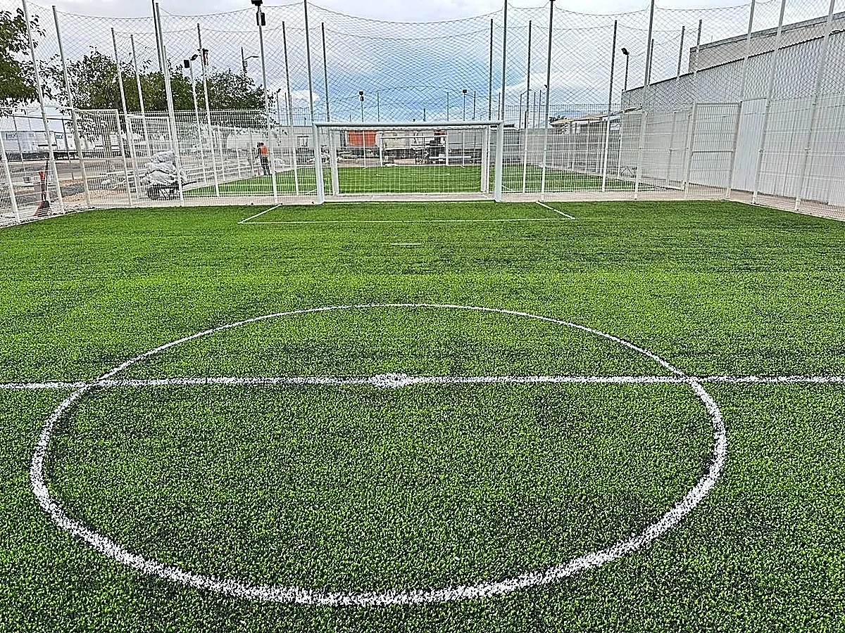 Cancha de fútbol 5 con pasto sintético en Icomsa, Ciudad Juárez, Chihuahua: la cancha desde la línea lateral