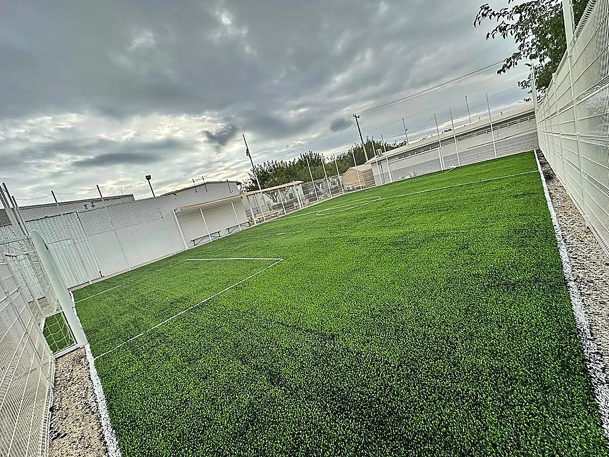 Cancha de fútbol 5 con pasto sintético en Icomsa, Ciudad Juárez, Chihuahua: otra vista de la cancha