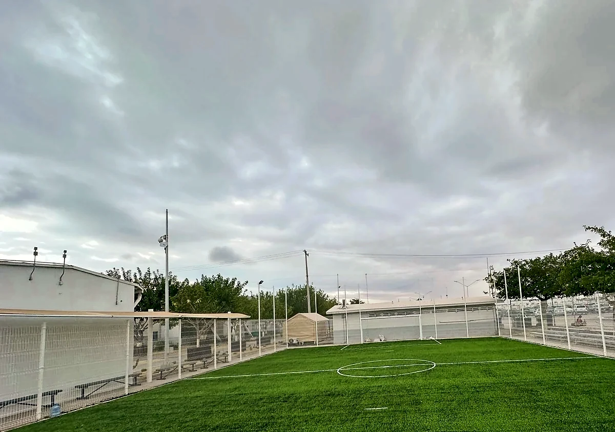 Detalle del pasto sintético de la cancha de fútbol 5 en Ciudad Juárez, Chihuahua