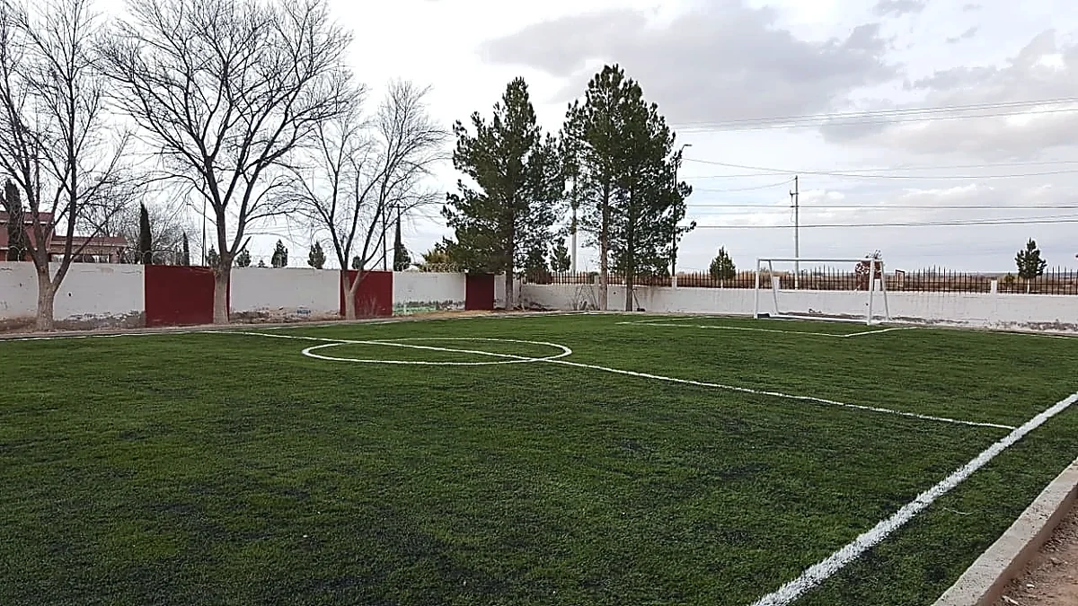 Cancha de fútbol 5 con pasto sintético en Secundaria Técnica #53, Praxedis G. Guerrero