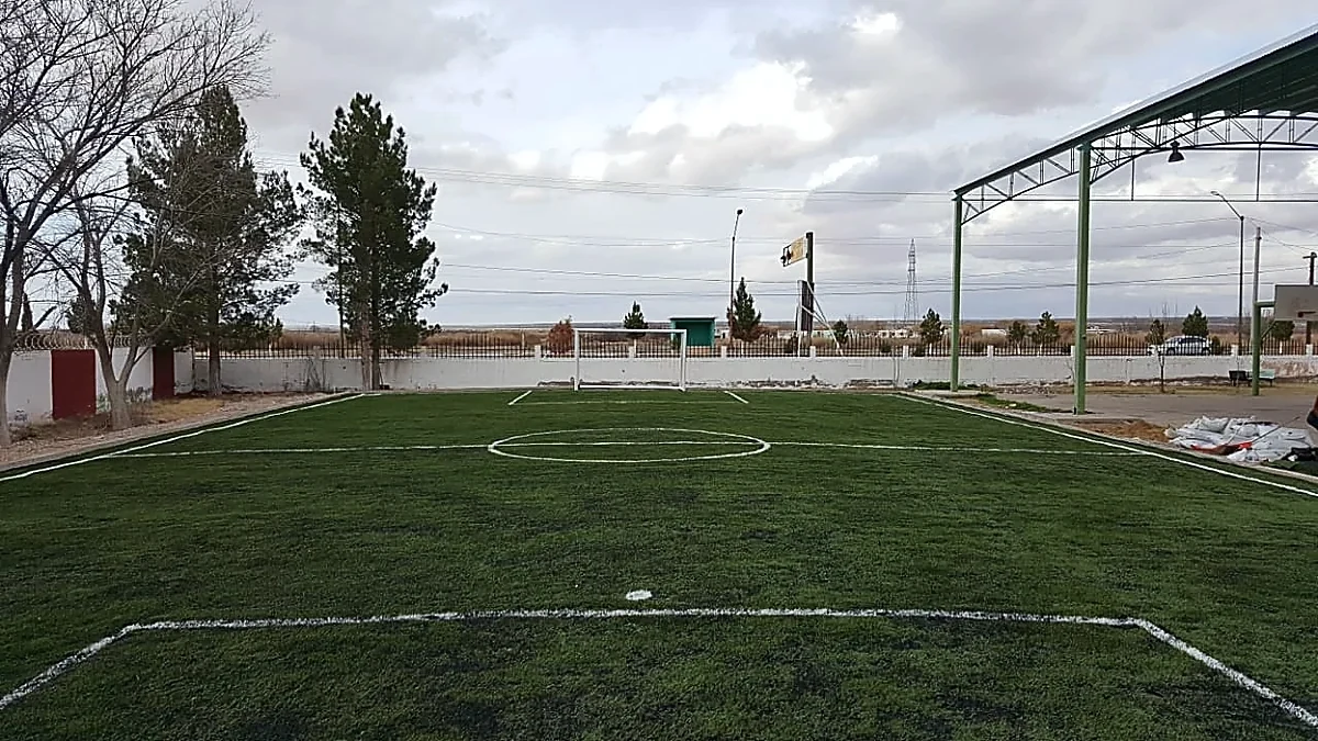 Cancha de fútbol 5 con pasto sintético en Secundaria Técnica #53, Praxedis G. Guerrero, Chihuahua: otra vista de la cancha