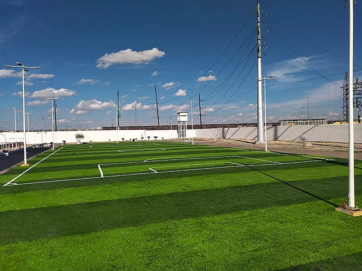 Cancha de fútbol 7 con pasto sintético en Academia de Guardia Nacional, Ciudad Juárez, Chihuahua: la cancha desdel fondo