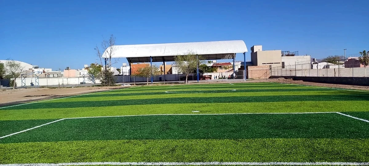 Cancha de fútbol 7 con pasto sintético en Instituto Visión, Ciudad Juárez, Chihuahua: líneas de juego insertadas en el mismo pasto