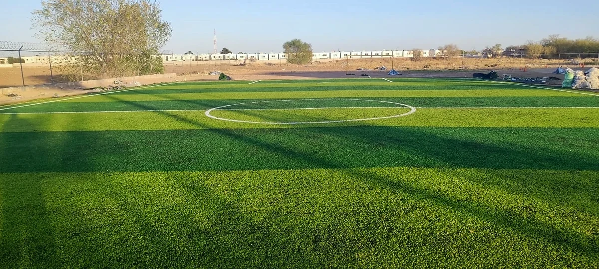 Detalle del pasto sintético de la cancha de fútbol 7 en Ciudad Juárez, Chihuahua