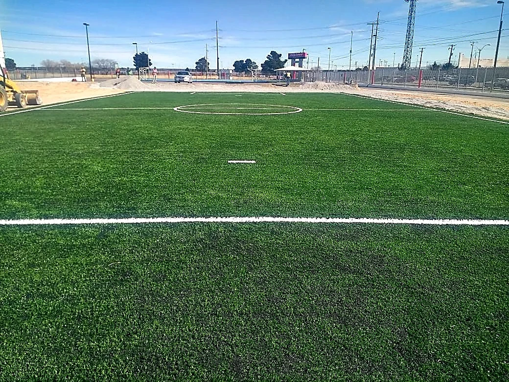 Cancha de fútbol 7 con pasto sintético en Maquila de Nexteer, Ciudad Juárez