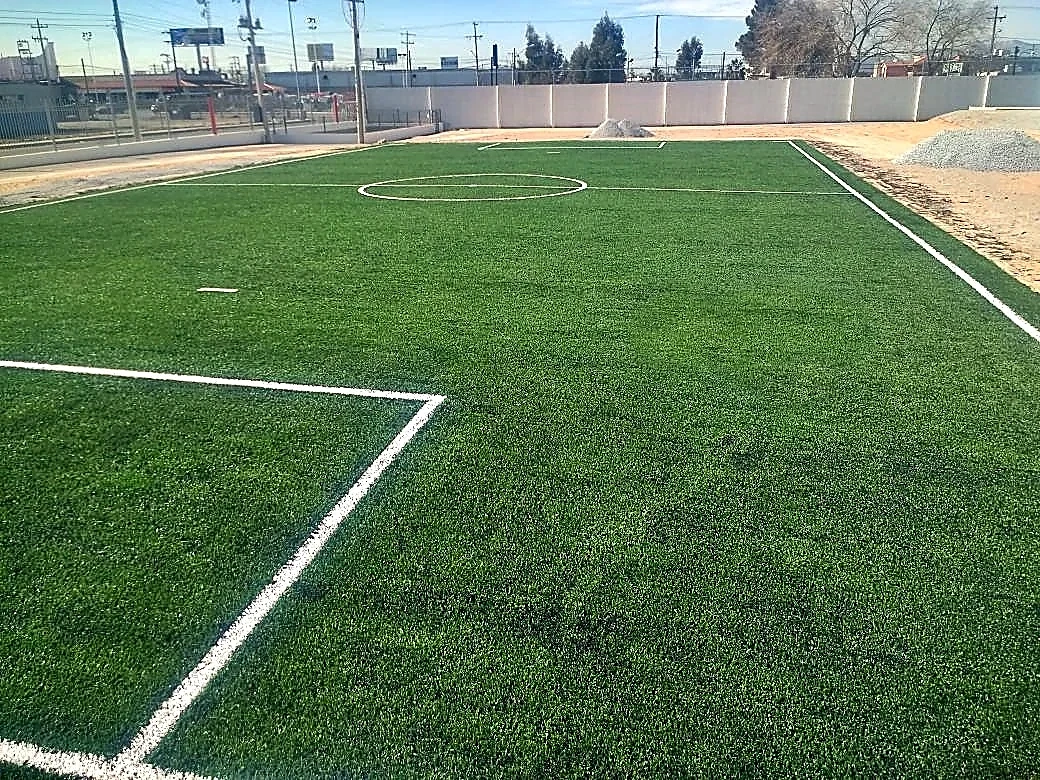 Cancha de fútbol 7 con pasto sintético en Planta Nexteer, Ciudad Juárez