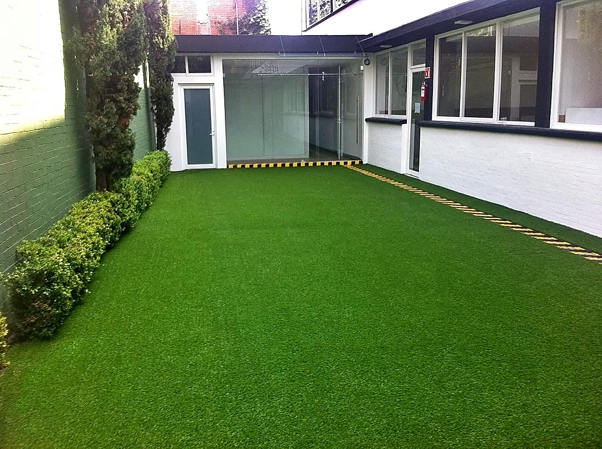 Área verde con pasto sintético con pasto sintético en Colegio Gardside, Benito Juárez
