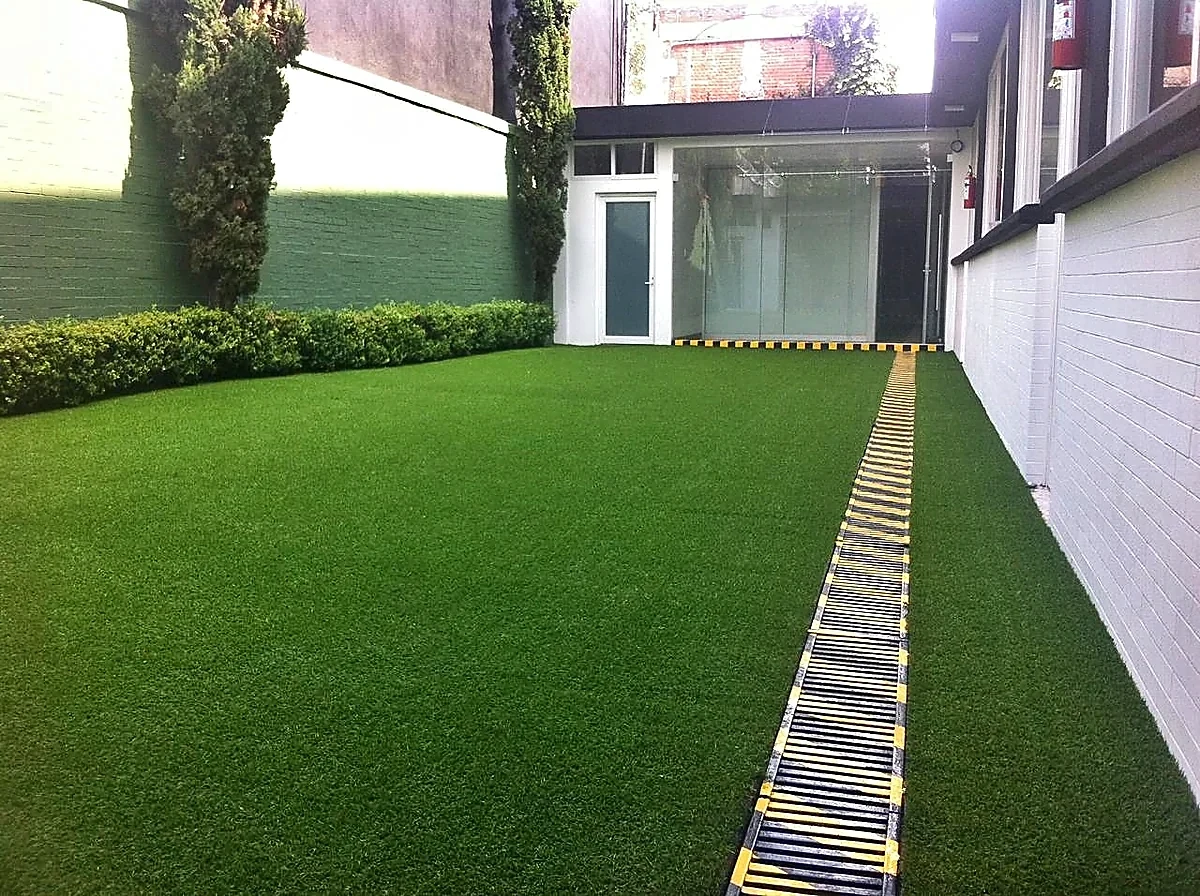 Área verde con pasto sintético con pasto sintético en Colegio Gardside, Benito Juárez, Ciudad de México: pasto sintético instalado
