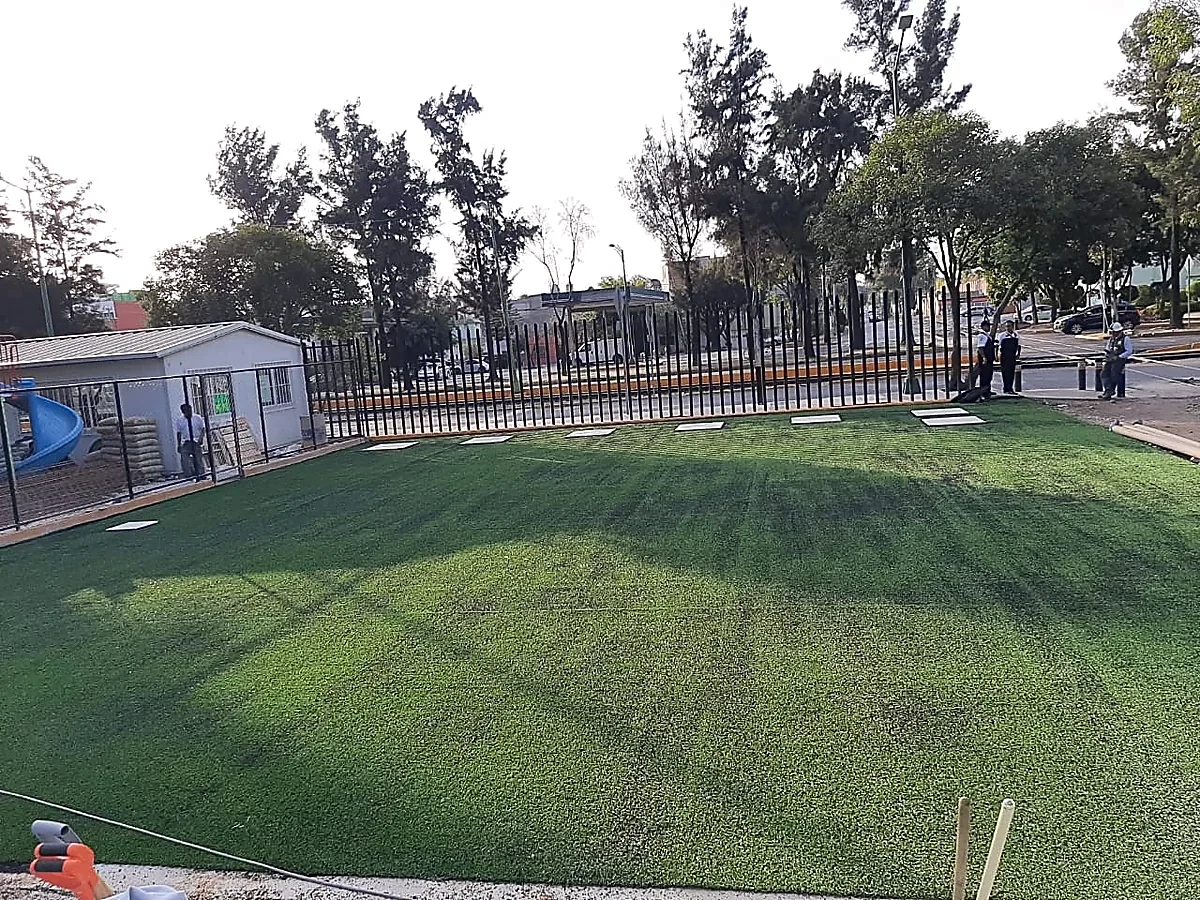 Detalle del pasto sintético del área verde con pasto sintético en Gustavo A. Madero, Ciudad de México
