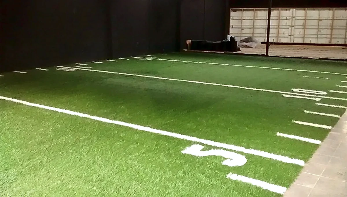 Campo de fútbol americano con pasto sintético en Flow Centro de Salud, Fuerza y Bienestar, Benito Juárez
