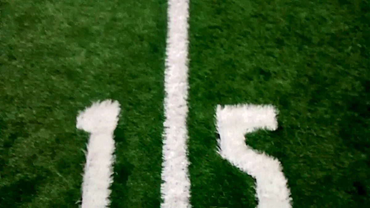 Campo de fútbol americano con pasto sintético en Flow Centro de Salud, Fuerza y Bienestar, Benito Juárez, Ciudad de México: yardas y números insertados en el pasto
