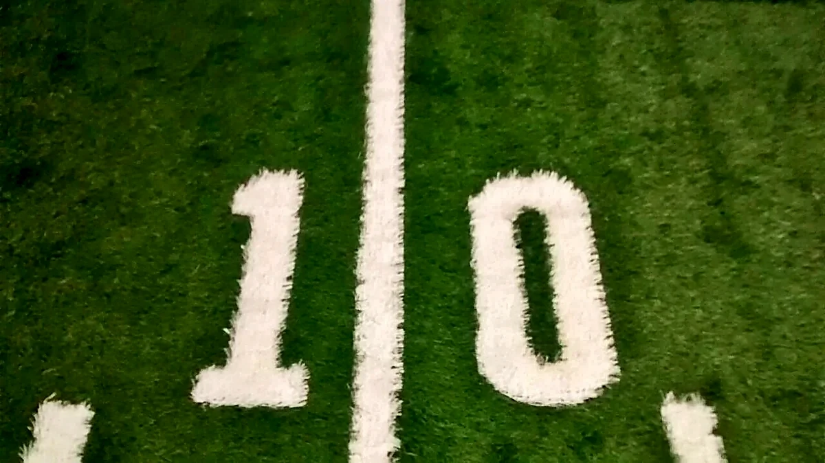 Detalle del pasto sintético del campo de fútbol americano en Benito Juárez, Ciudad de México