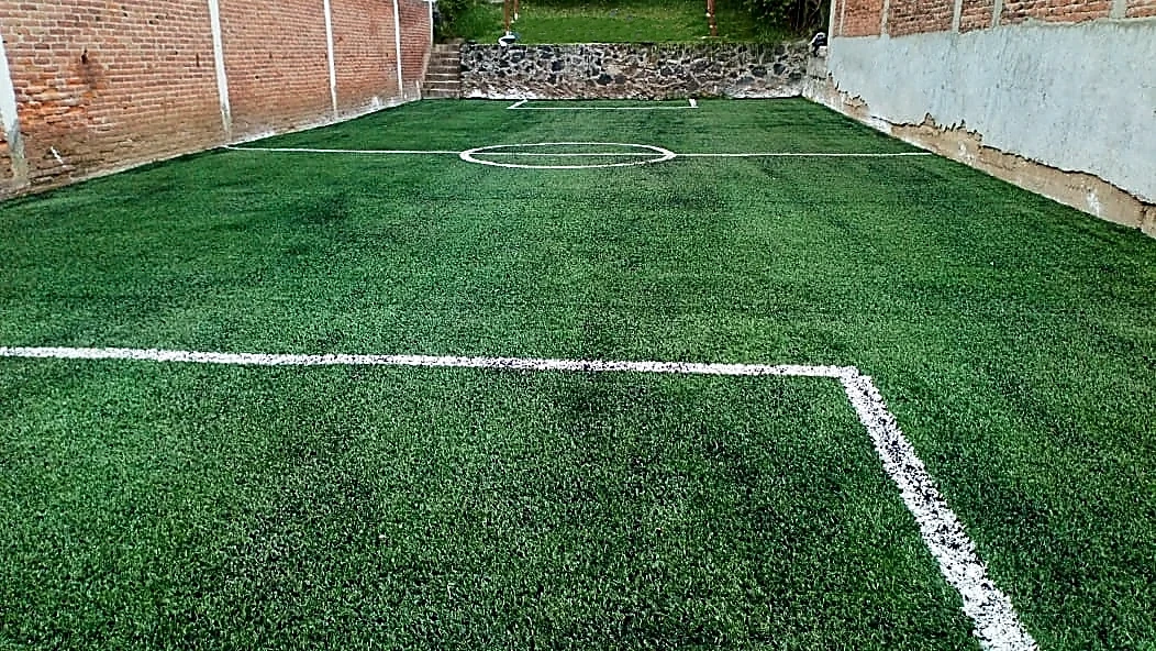 Cancha de fútbol 5 con pasto sintético en Álvaro Obregón, Ciudad de México: líneas insertadas en el pasto sintético