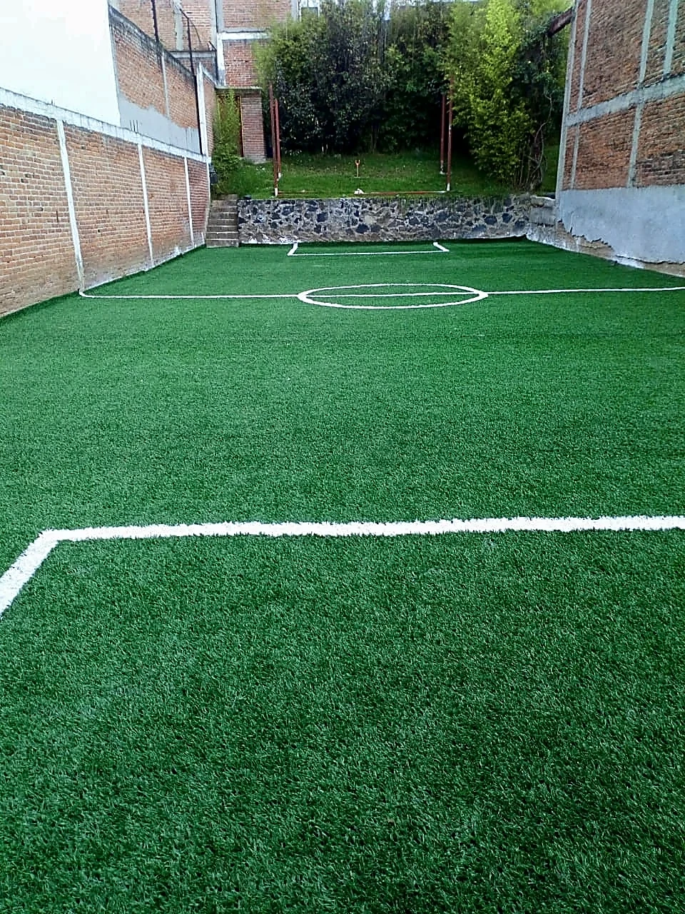Cancha de fútbol 5 con pasto sintético en Álvaro Obregón, Ciudad de México: la cancha desde la línea lateral