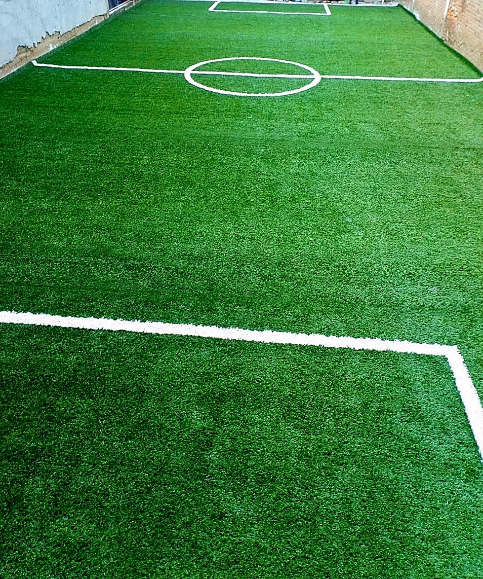 Detalle del pasto sintético de la cancha de fútbol 5 en Álvaro Obregón, Ciudad de México