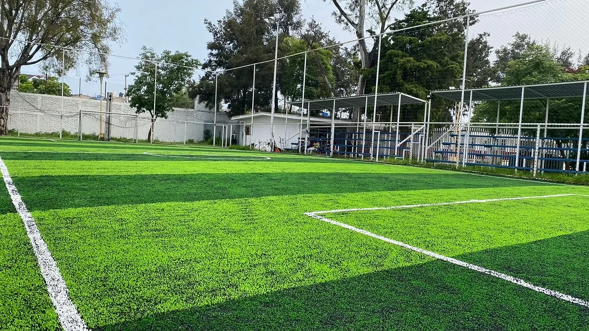 Cancha de fútbol 5 con pasto sintético en Centro DIF Álvaro Obregón, Gustavo A. Madero, Ciudad de México: otra vista de la cancha