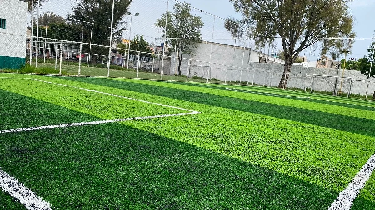 Cancha de fútbol 5 con pasto sintético en Centro DIF Álvaro Obregón, Gustavo A. Madero, Ciudad de México: pasto sintético deportivo recién cepillado