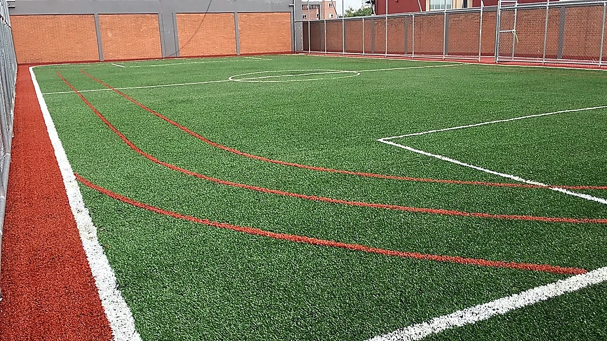 Pasto sintético en CDMX: Cancha de fútbol 5 en el Colegio Britanico, Delegacion Benito Juarez