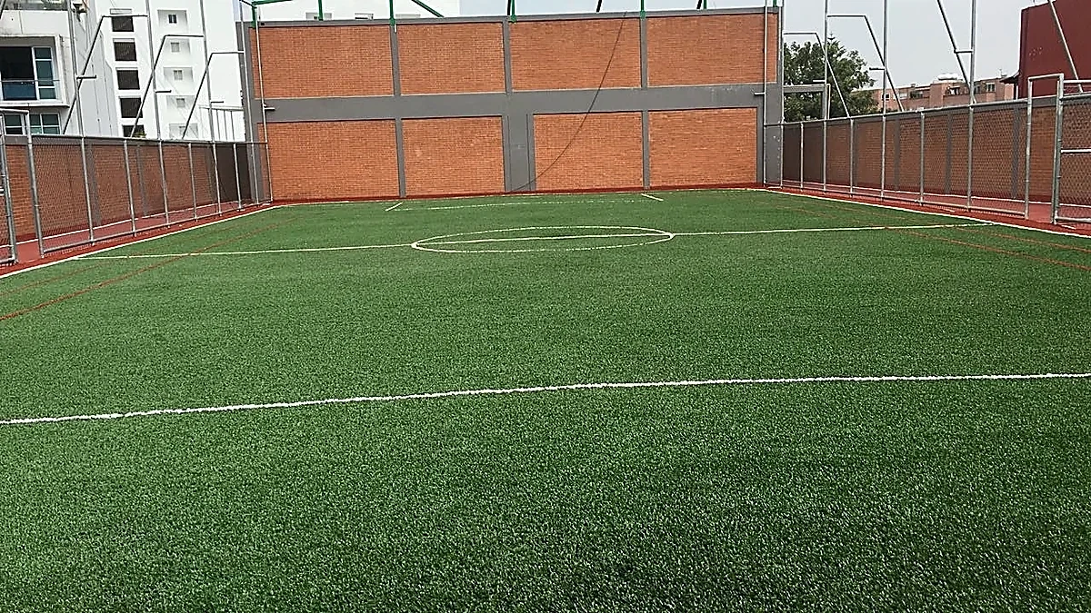 Cancha de fútbol 5 con pasto sintético en Colegio Britanico, Delegacion Benito Juarez, Ciudad de México: otra vista de la cancha