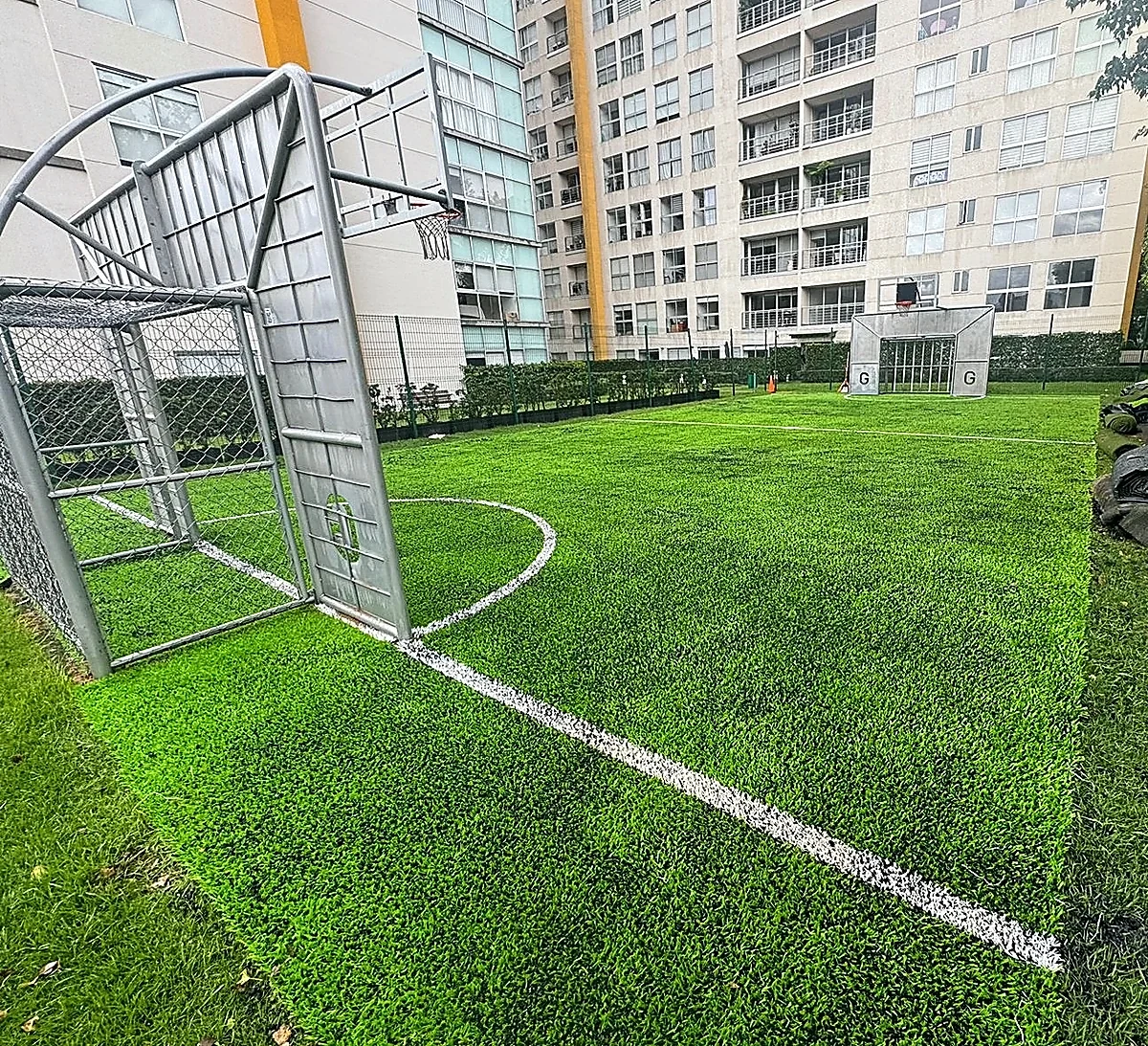Cancha de fútbol 5 con pasto sintético en Coyoacán, Ciudad de México: líneas insertadas en el pasto sintético