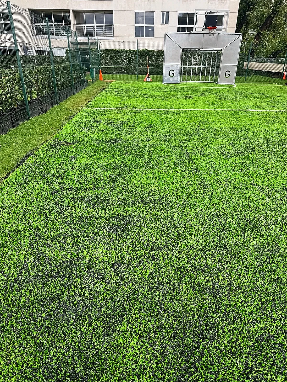 Cancha de fútbol 5 con pasto sintético en Coyoacán, Ciudad de México: otra vista de la cancha