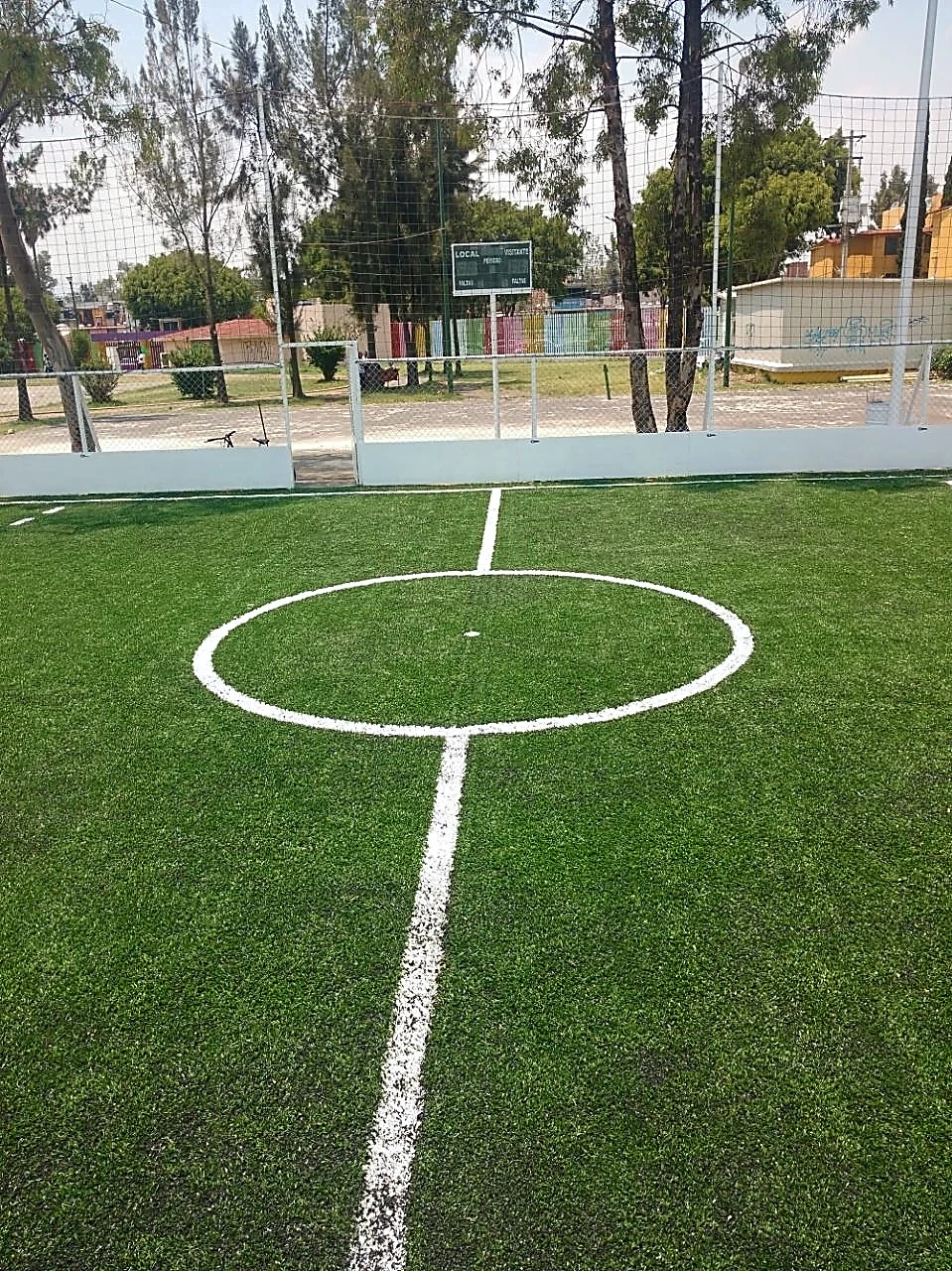 Detalle del pasto sintético de la cancha de fútbol 5 en Coyoacán, Ciudad de México