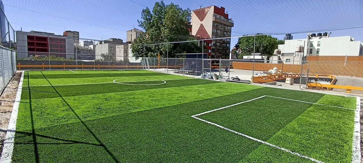 Detalle del pasto sintético de la cancha de fútbol 5 en Cuauhtémoc, Ciudad de México
