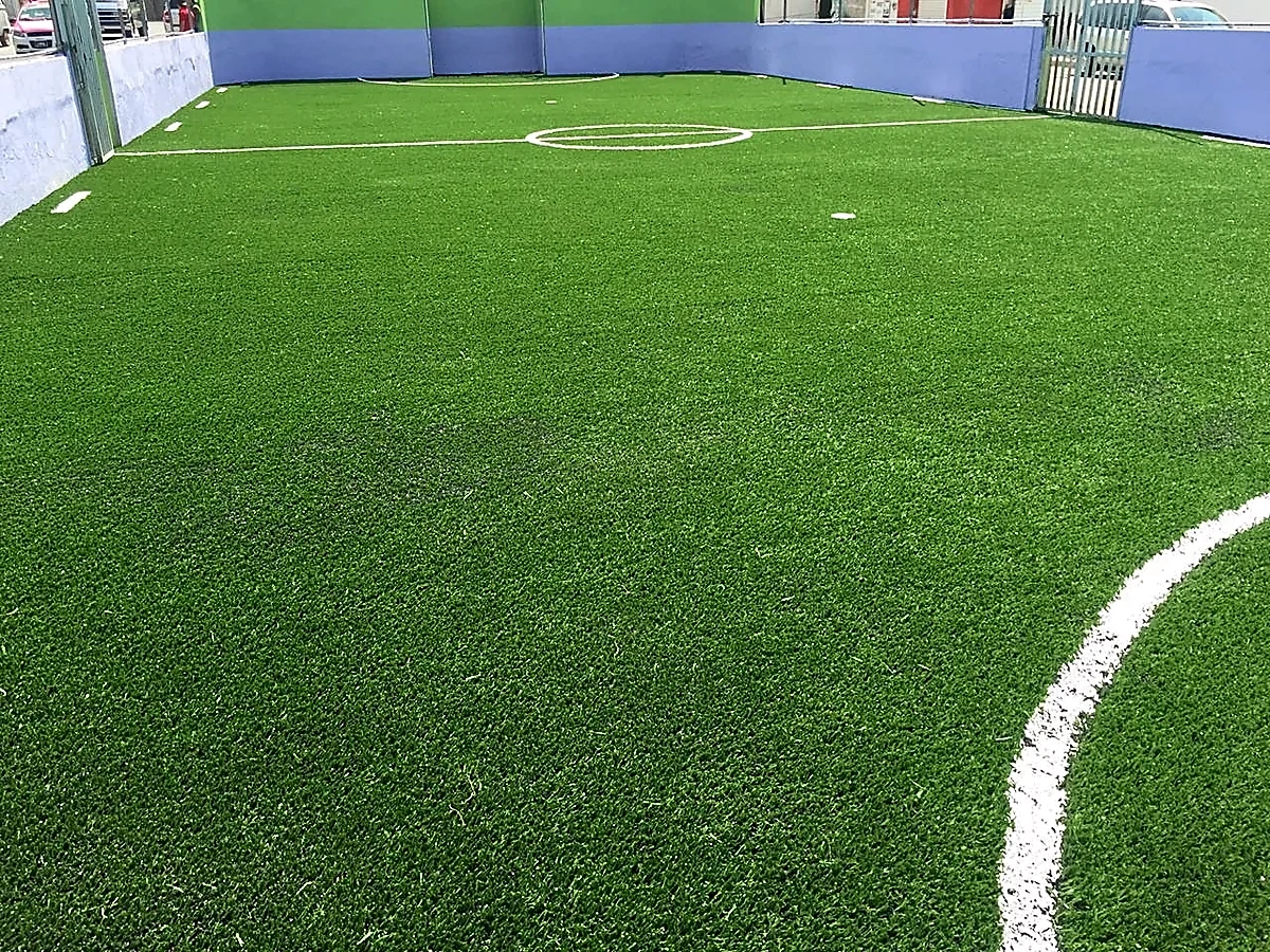 Cancha de fútbol 5 con pasto sintético en Iztapalapa, Ciudad de México: líneas insertadas en el pasto sintético