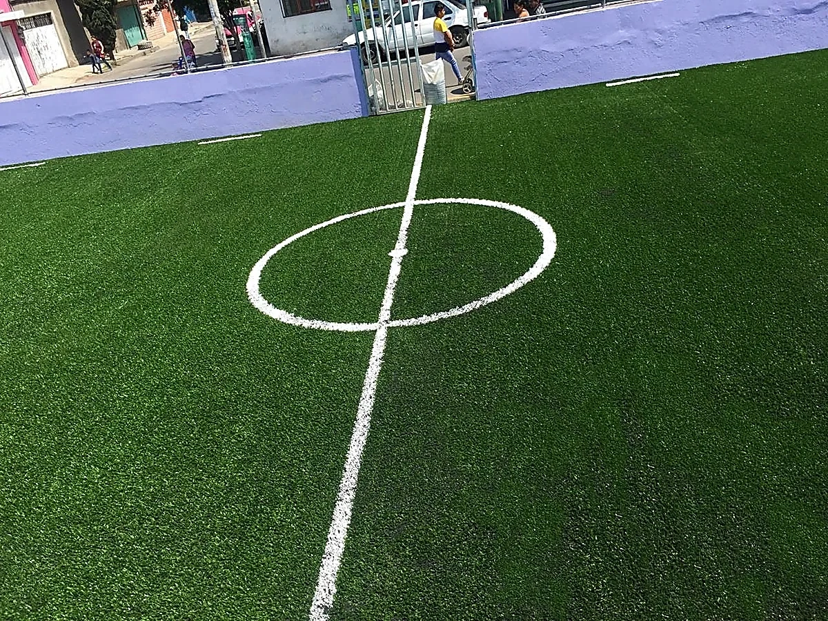 Cancha de fútbol 5 con pasto sintético en Iztapalapa, Ciudad de México: otra vista de la cancha