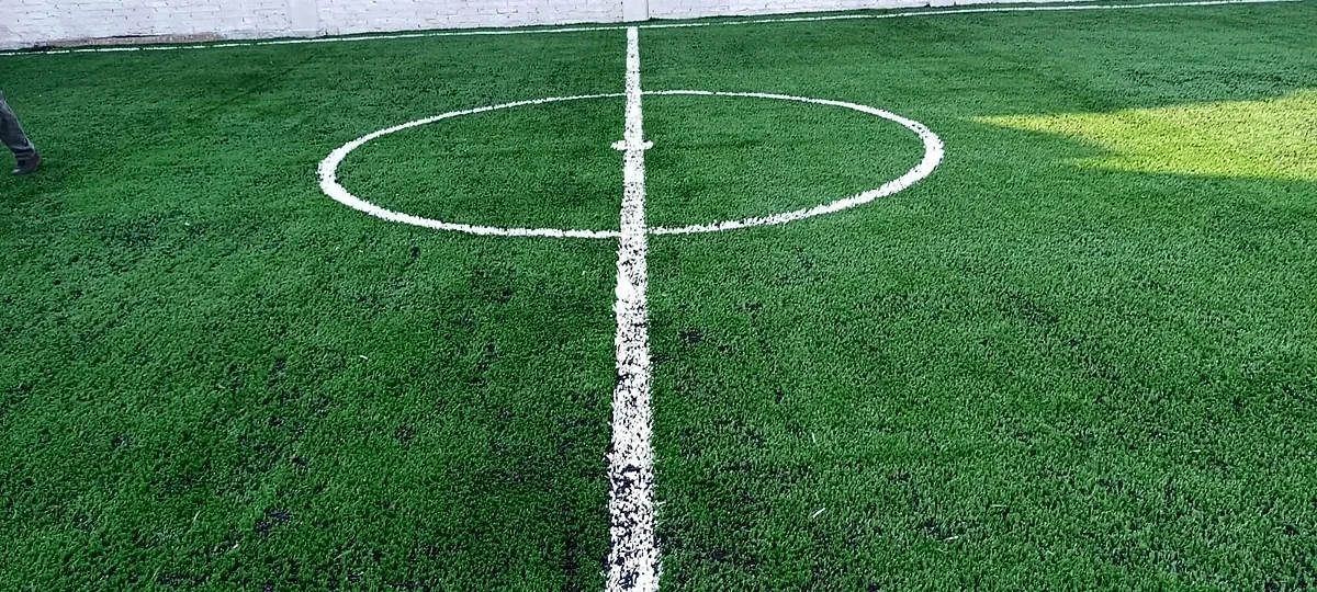 Detalle del pasto sintético de la cancha de fútbol 5 en Iztapalapa, Ciudad de México