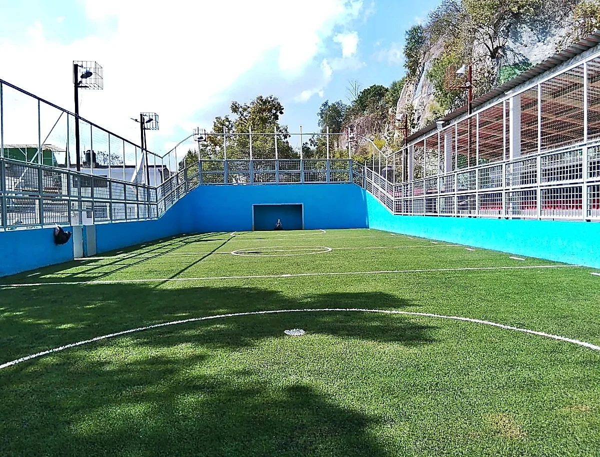 Cancha de fútbol 5 con pasto sintético en Marcram, Álvaro Obregón, Ciudad de México: líneas insertadas en el pasto sintético