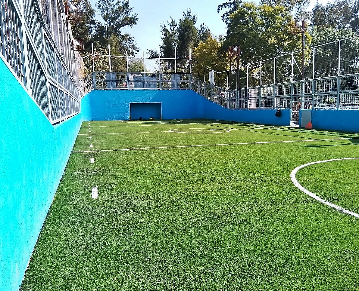 Cancha de fútbol 5 con pasto sintético en Marcram, Álvaro Obregón, Ciudad de México: la cancha desde la línea lateral
