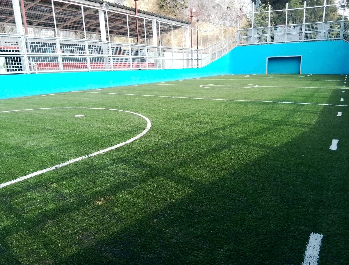 Cancha de fútbol 5 con pasto sintético en Marcram, Álvaro Obregón, Ciudad de México: pasto sintético deportivo recién cepillado