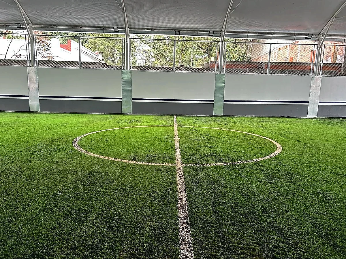 Detalle del pasto sintético de la cancha de fútbol 5 en Miguel Hidalgo, Ciudad de México