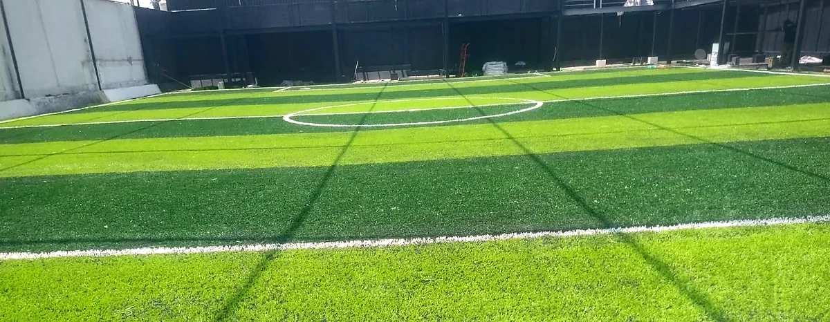 Cancha de fútbol 5 con pasto sintético en Milpa Alta, Ciudad de México: líneas insertadas en el pasto sintético