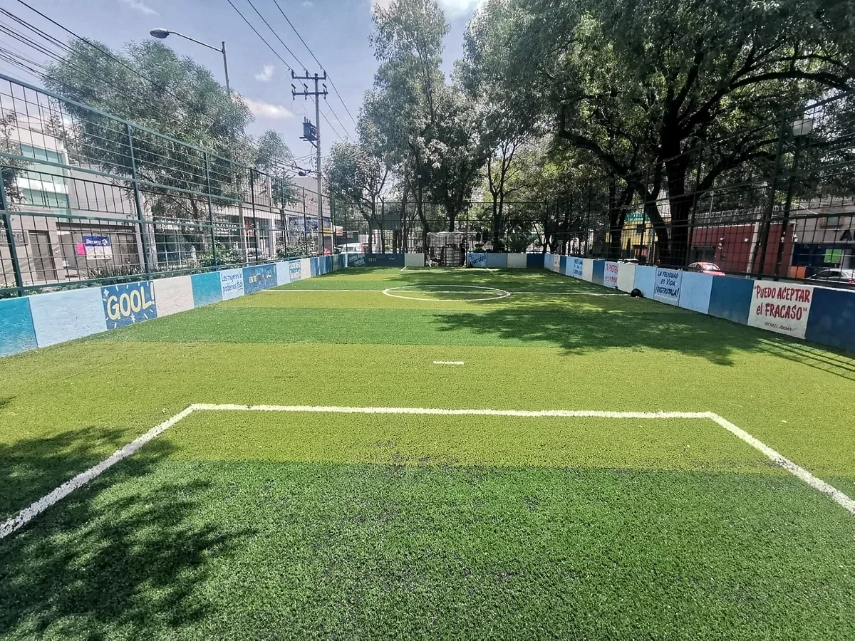 Cancha de fútbol 5 con pasto sintético en Parque Lineal Barranda del Muerto, Álvaro Obregón