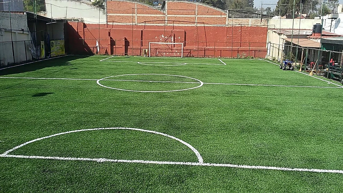 Cancha de fútbol 7 con pasto sintético en Álvaro Obregón, Ciudad de México: pasto sintético deportivo recién cepillado