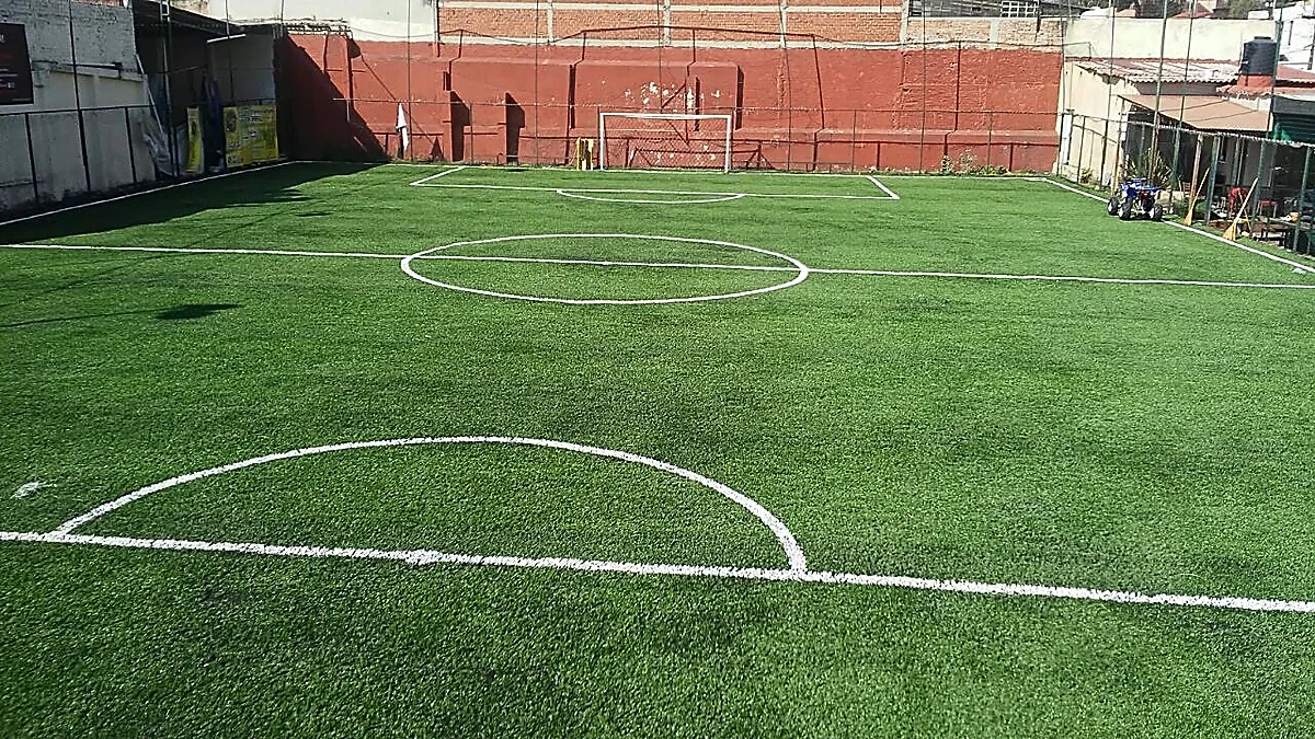Detalle del pasto sintético de la cancha de fútbol 7 en Álvaro Obregón, Ciudad de México