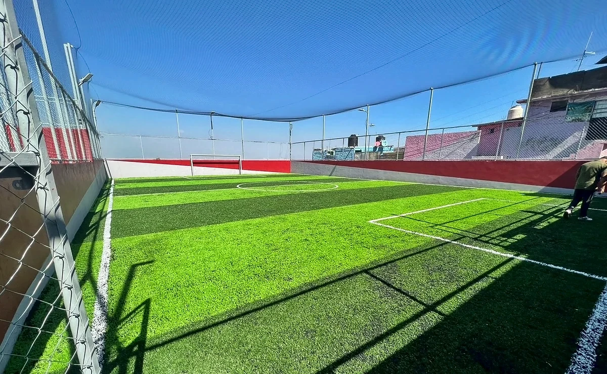 Cancha de fútbol 7 con pasto sintético en Cancha la Cande, Gustavo A. Madero, Ciudad de México: líneas de juego insertadas en el mismo pasto