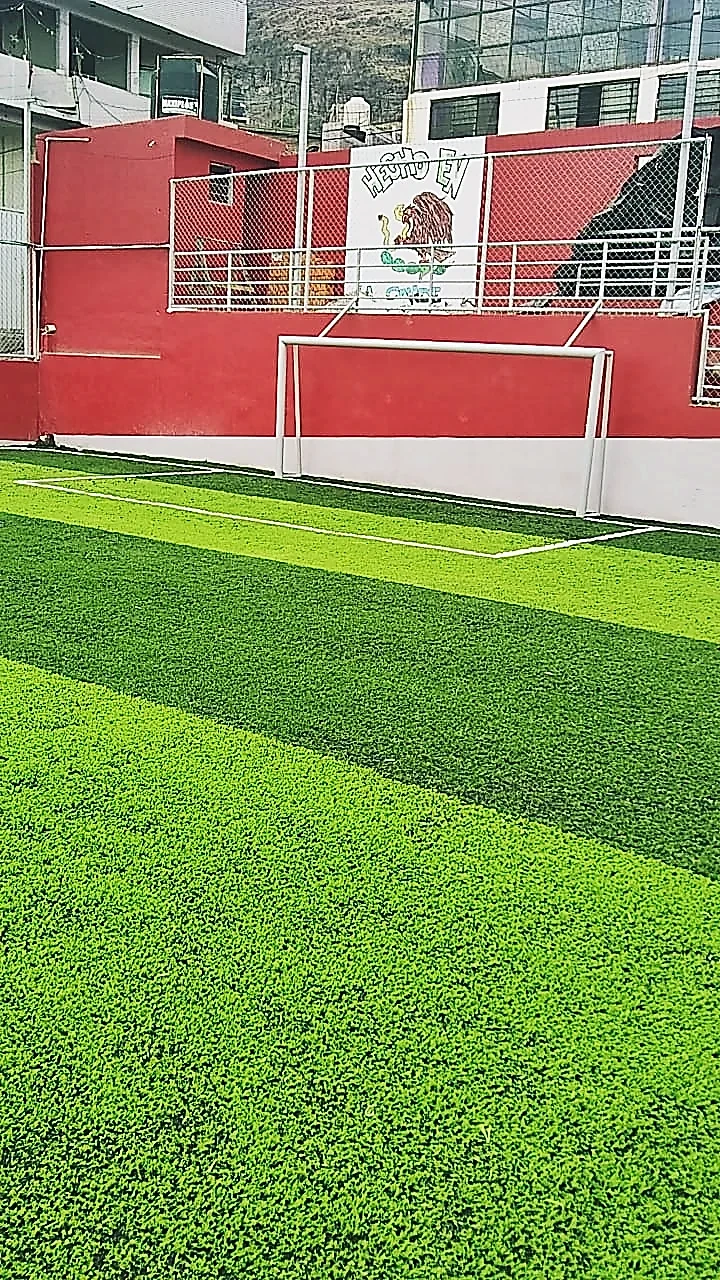 Detalle del pasto sintético de la cancha de fútbol 7 en Gustavo A. Madero, Ciudad de México