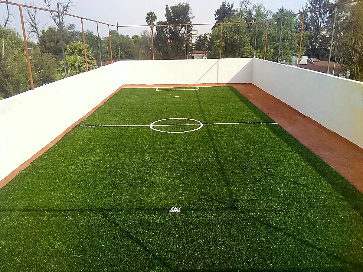 Cancha de fútbol 7 con pasto sintético en Colegio Aztlán, Tlalpan