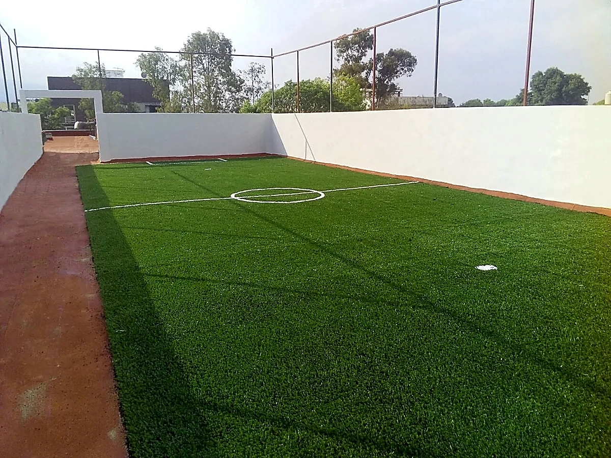 Detalle del pasto sintético de la cancha de fútbol 7 en Tlalpan, Ciudad de México