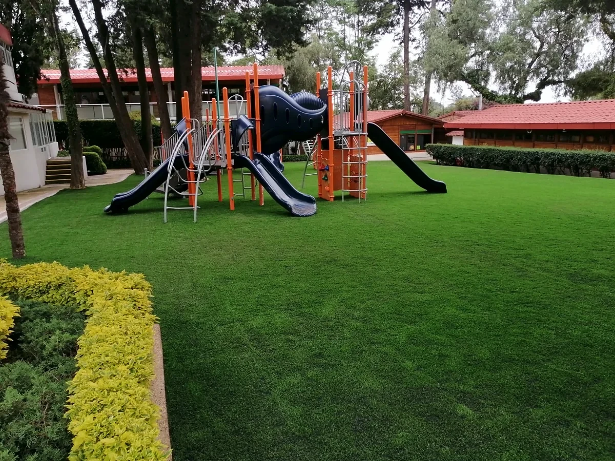 Cancha de fútbol 7 con pasto sintético en Colegio Tomás Moro, Cuajimalpa, Ciudad de México: líneas de juego insertadas en el mismo pasto