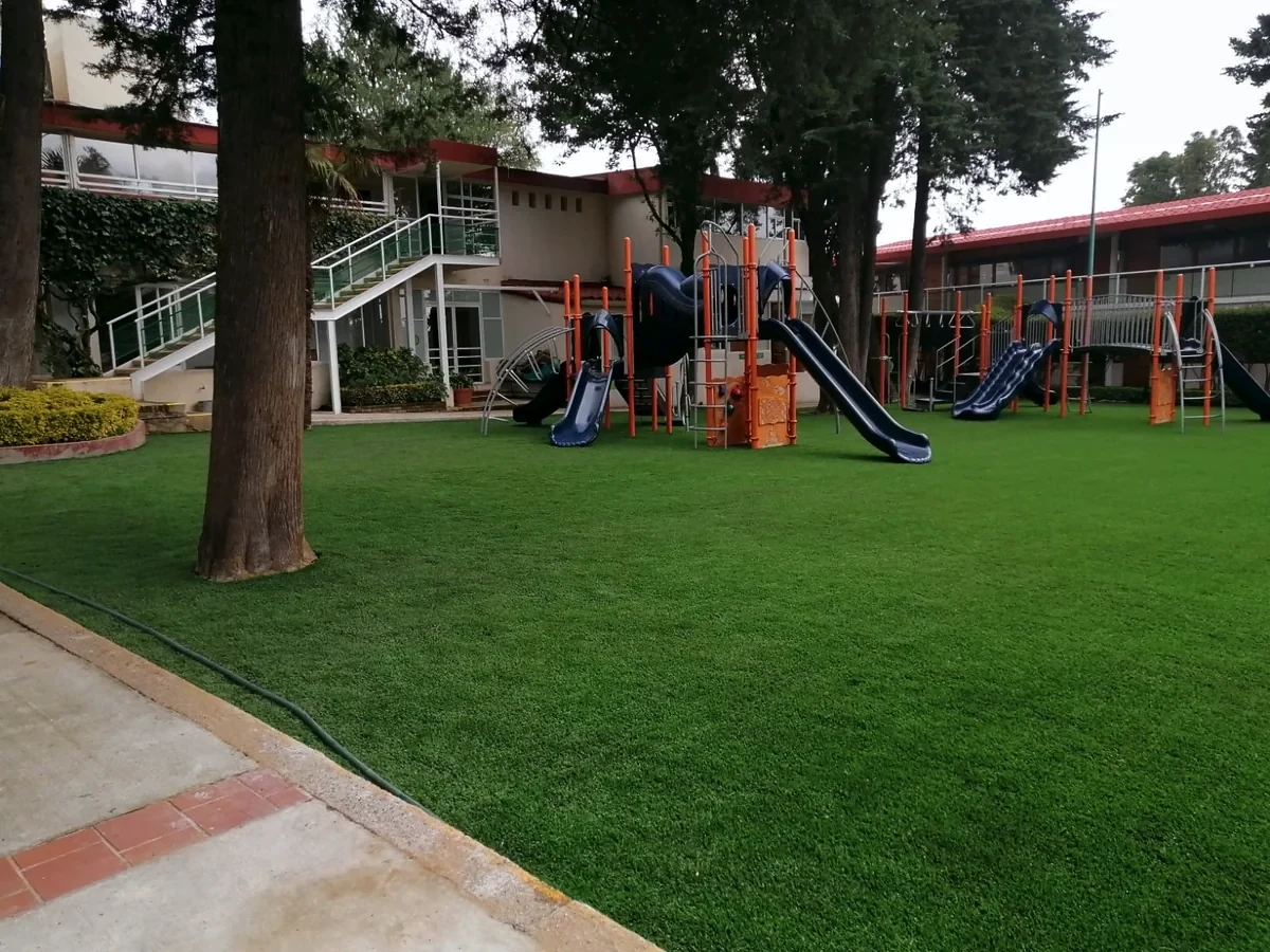 Cancha de fútbol 7 con pasto sintético en Colegio Tomás Moro, Cuajimalpa, Ciudad de México: la cancha desde la línea lateral