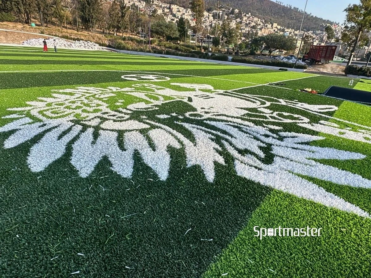 Cancha de fútbol 7 con pasto sintético en Deportivo El Vivero Coautepec, Gustavo A. Madero, Ciudad de México: la cancha desde la línea lateral