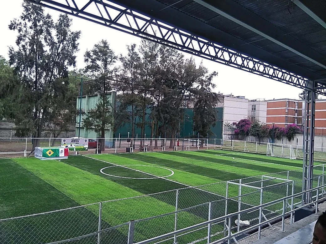 Cancha de fútbol 7 con pasto sintético en Gustavo A. Madero, Ciudad de México: la cancha desde la línea lateral